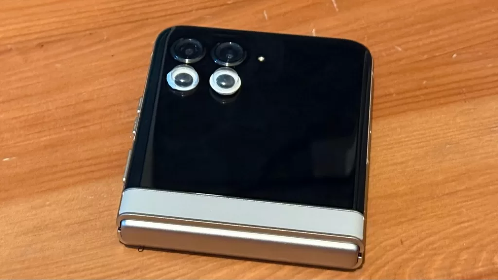 Motorola Razr 50 with googly eyes (Photo and blame: Alex Kidman)